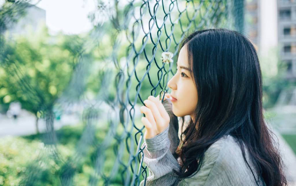 “原来如此。”伏德摇了摇头，苦笑道：“我是谁……我自己都快不记得了，我们这种人，是没有名字，只有代号，我乃夜凰卫，将军也可称我为死间，在来荆州的那一刻，就已经没有准备活着回去。”